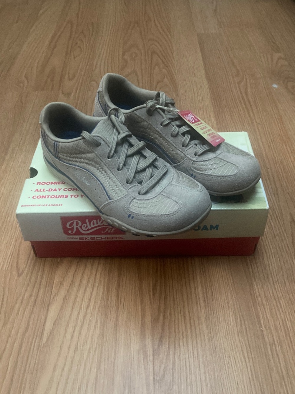 NWT Skechers Relaxed Fit Breathe Easy Just Relax 6.5 + Box